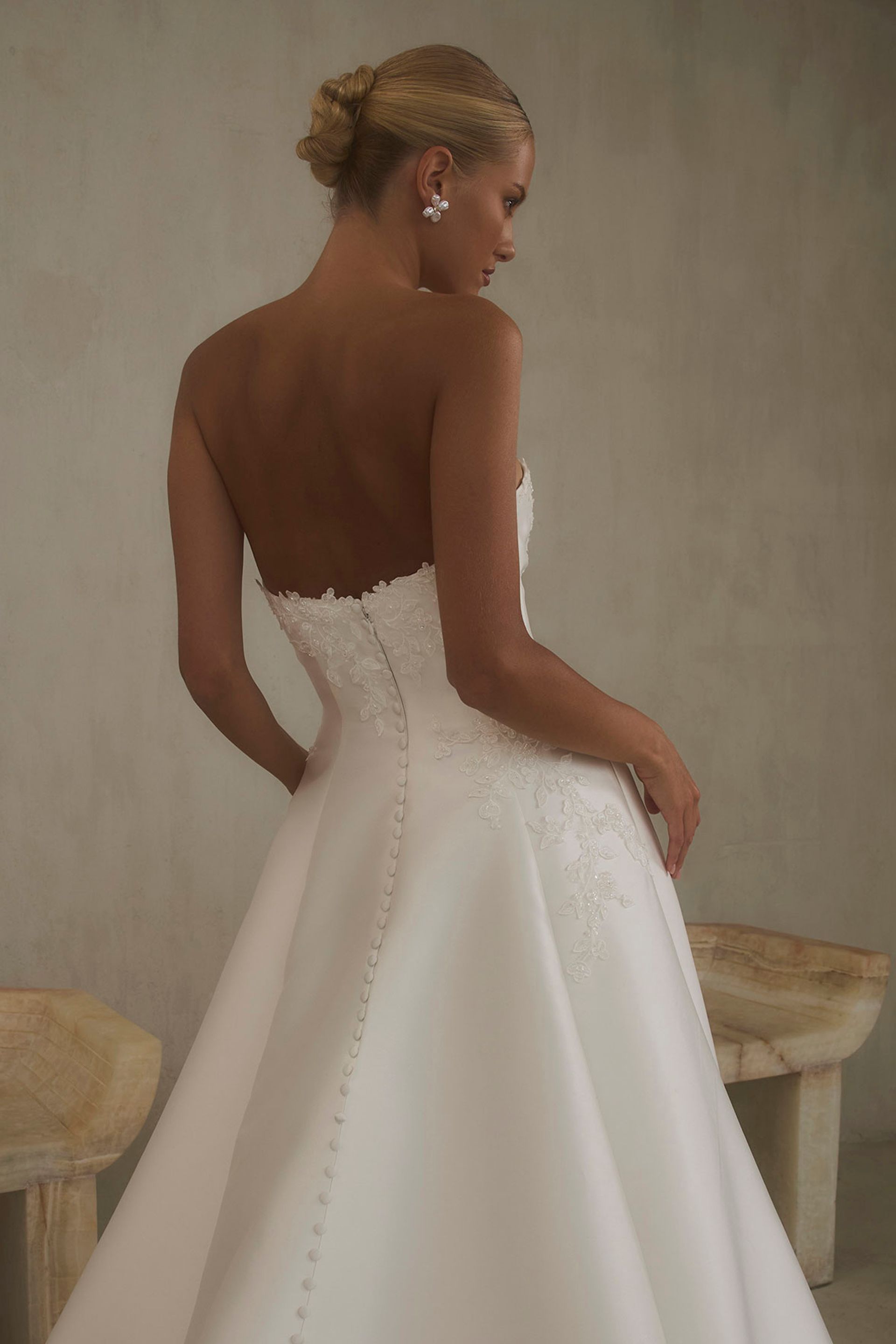 Eine Frau in einem Brautkleid steht in der Wüste.
