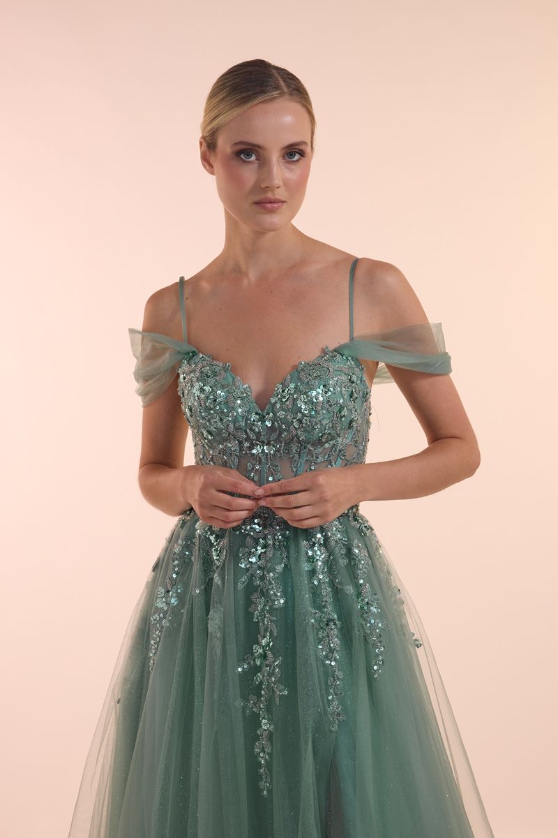 Drei Brautjungfern posieren für ein Foto vor einer Holztür.