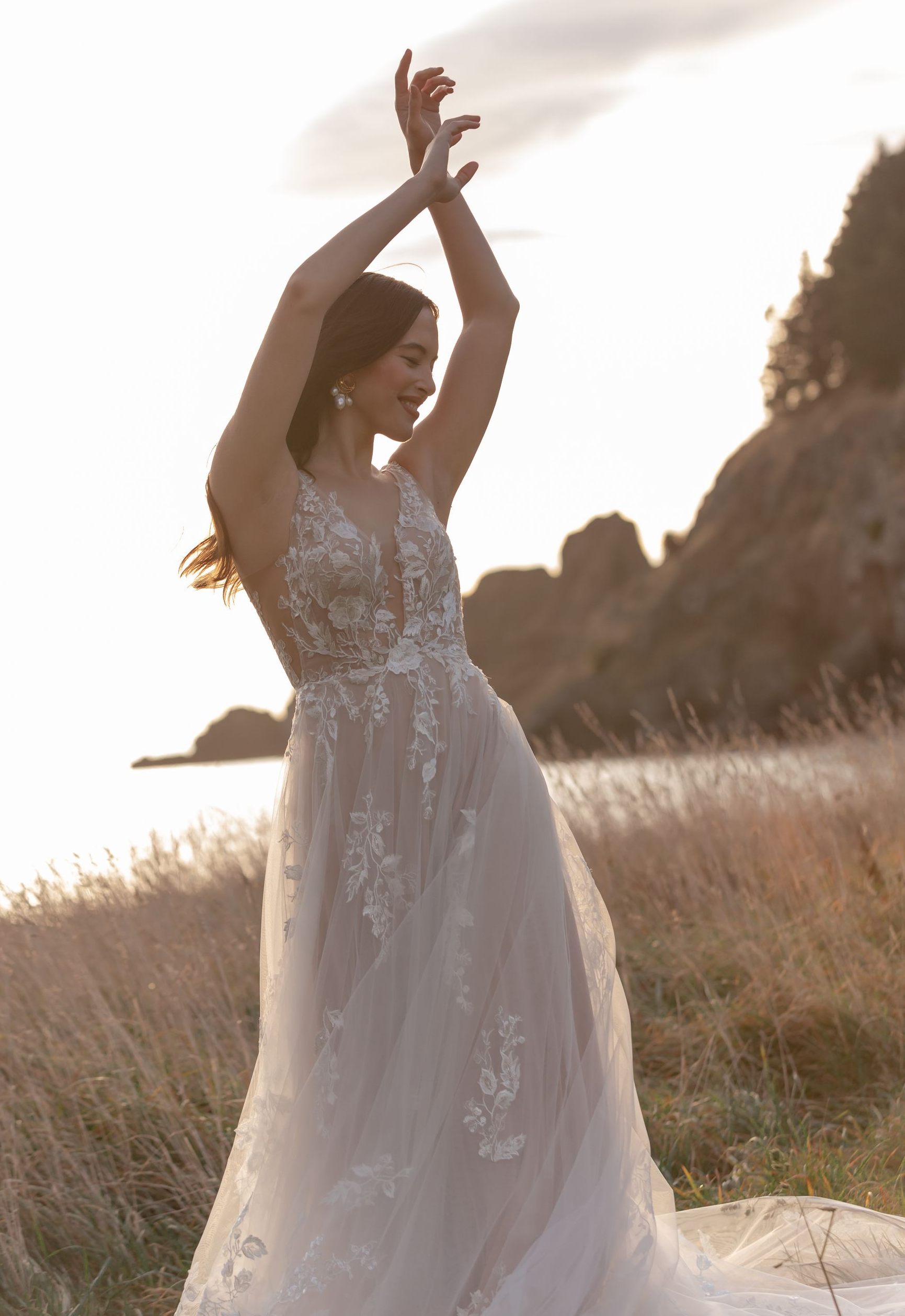 Eine Frau in einem Brautkleid steht in der Wüste.