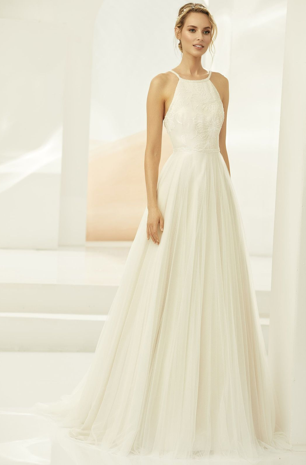 Eine Frau in einem Brautkleid steht in der Wüste.