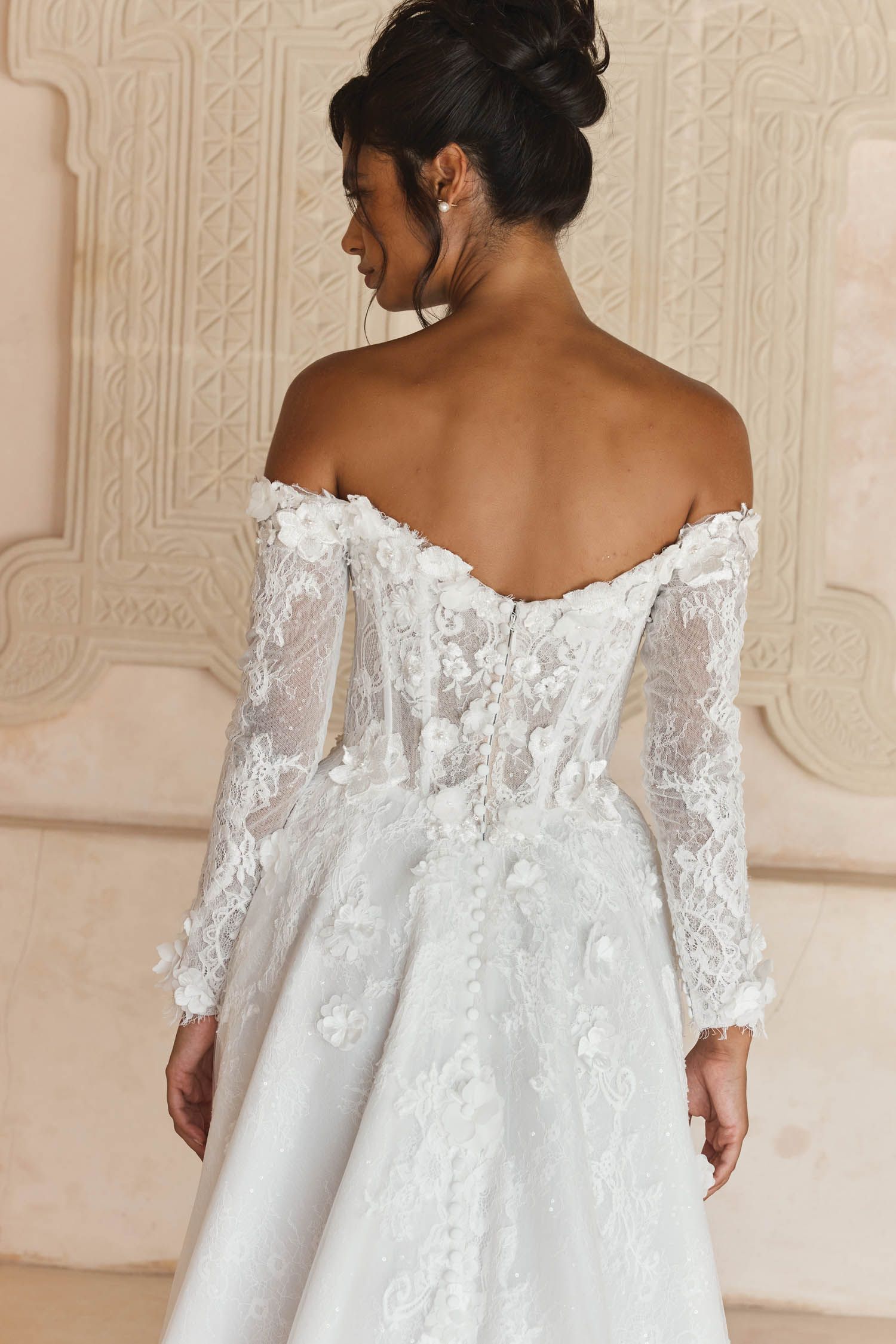 Eine Frau in einem Brautkleid steht in der Wüste.