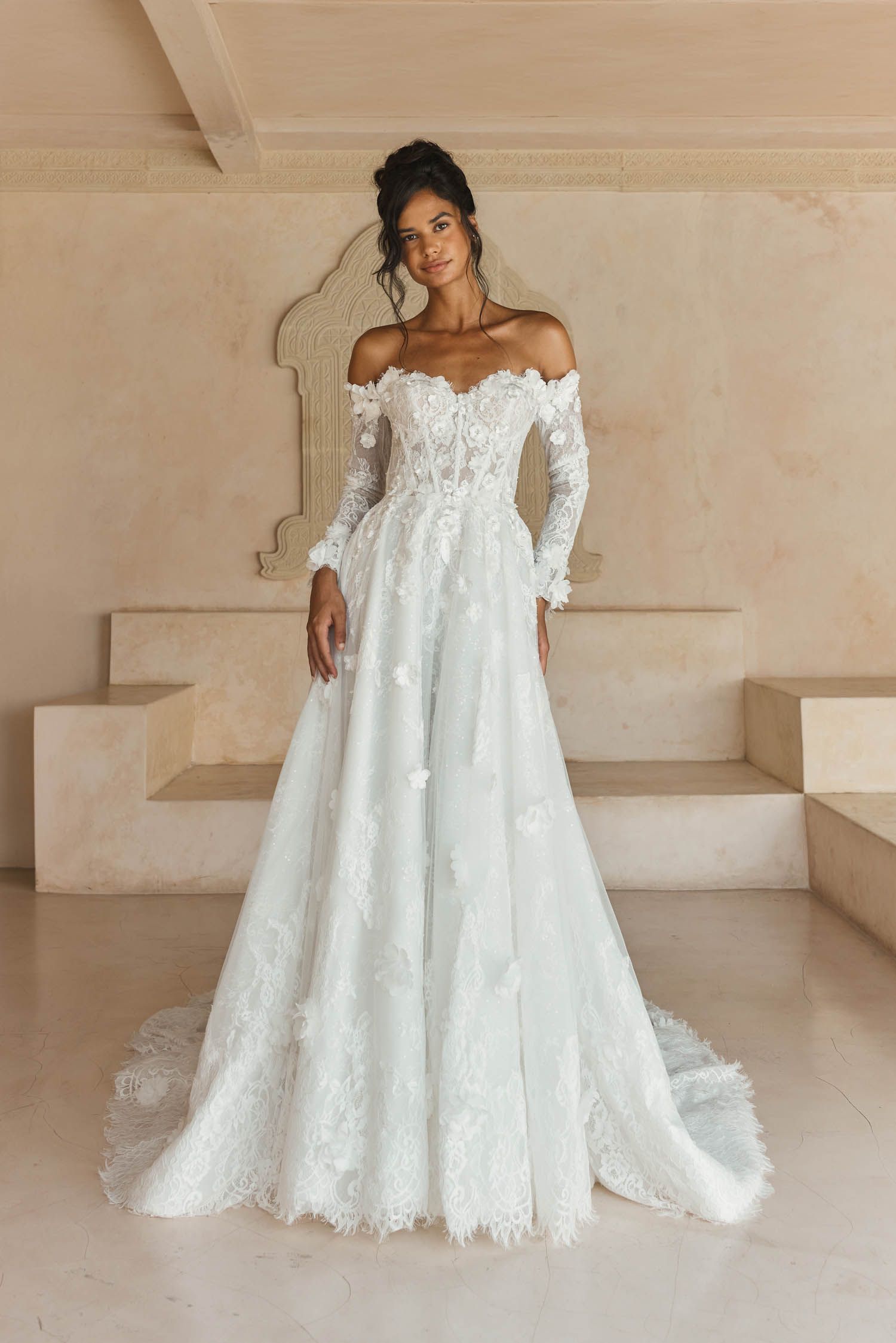 Eine Frau in einem Brautkleid steht in der Wüste.