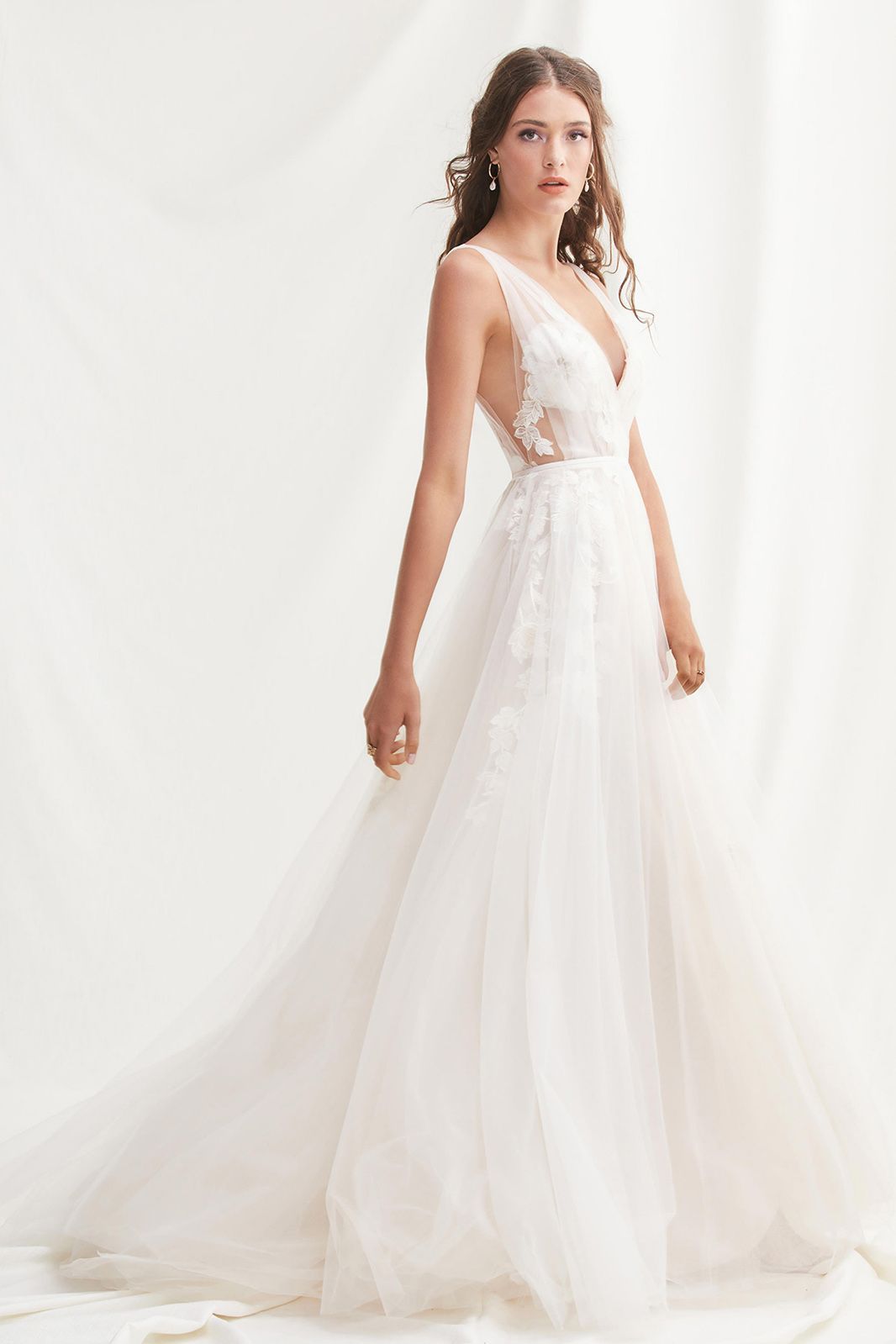 Eine Frau trägt ein Brautkleid und einen Schleier.