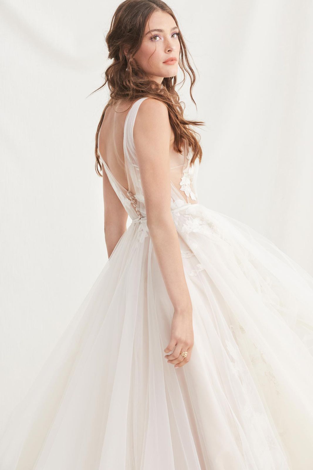 Eine Frau trägt ein Brautkleid und einen Schleier.