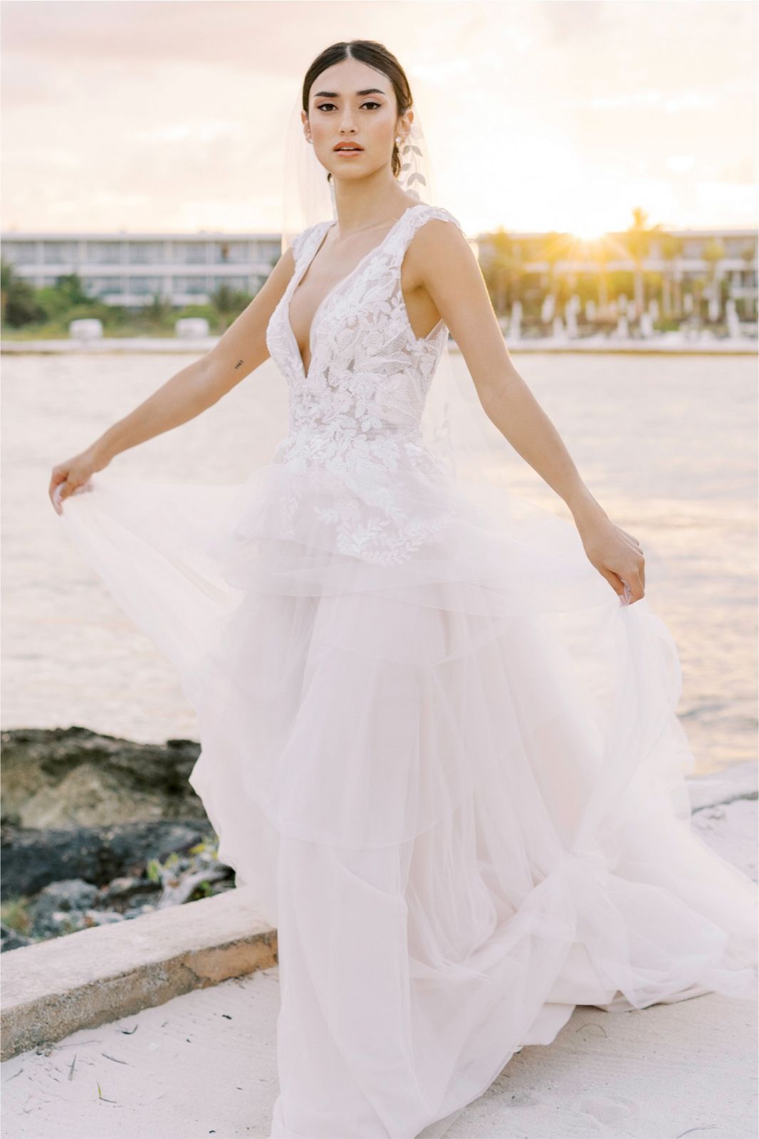 Eine Frau in einem Brautkleid steht in der Wüste.
