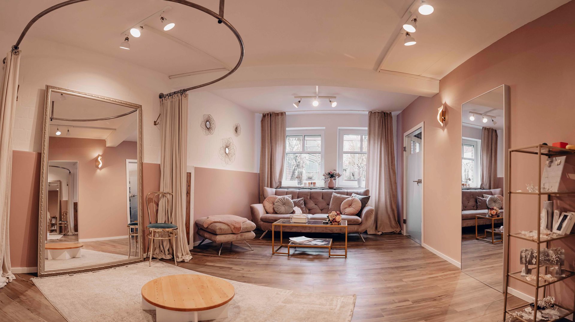 In der Mitte des Raumes befindet sich ein großer Spiegel.