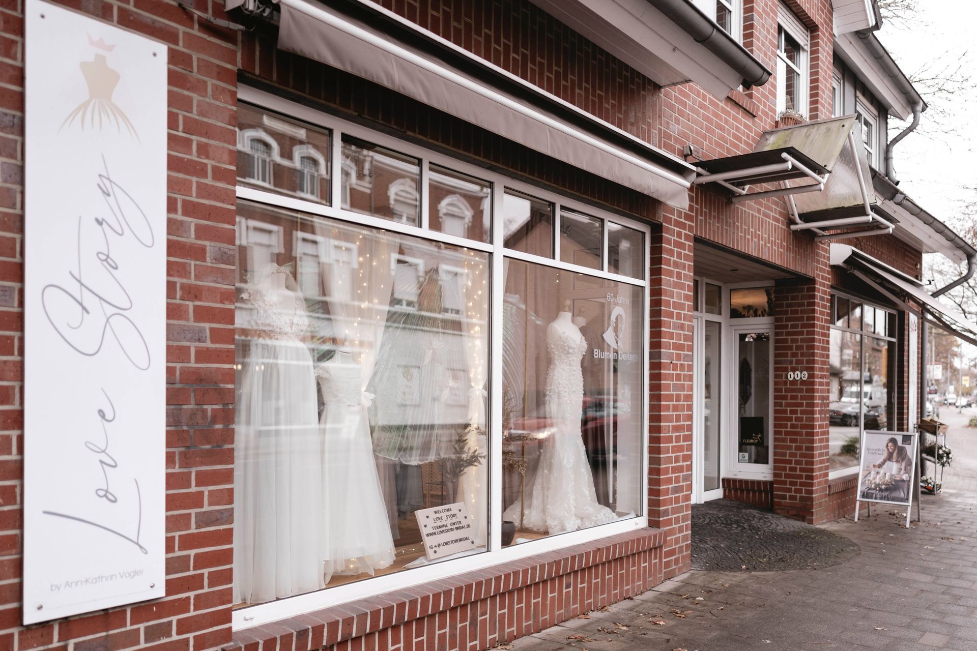 Ein Backsteingebäude mit einem Schaufenster voller Brautkleider.