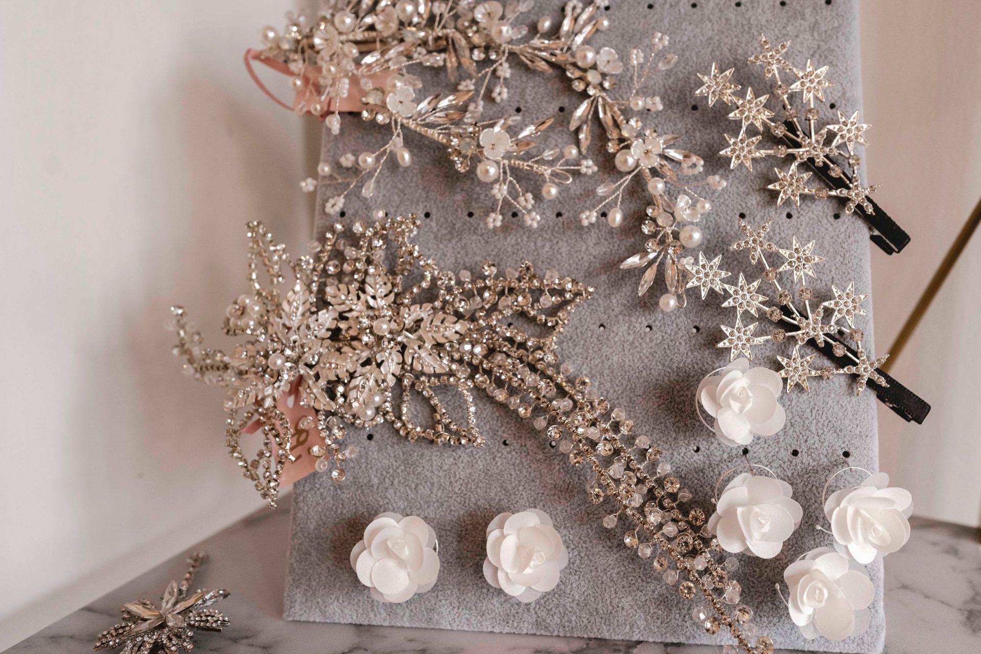 Auf einem Tisch liegt ein Haufen Haarschmuck.