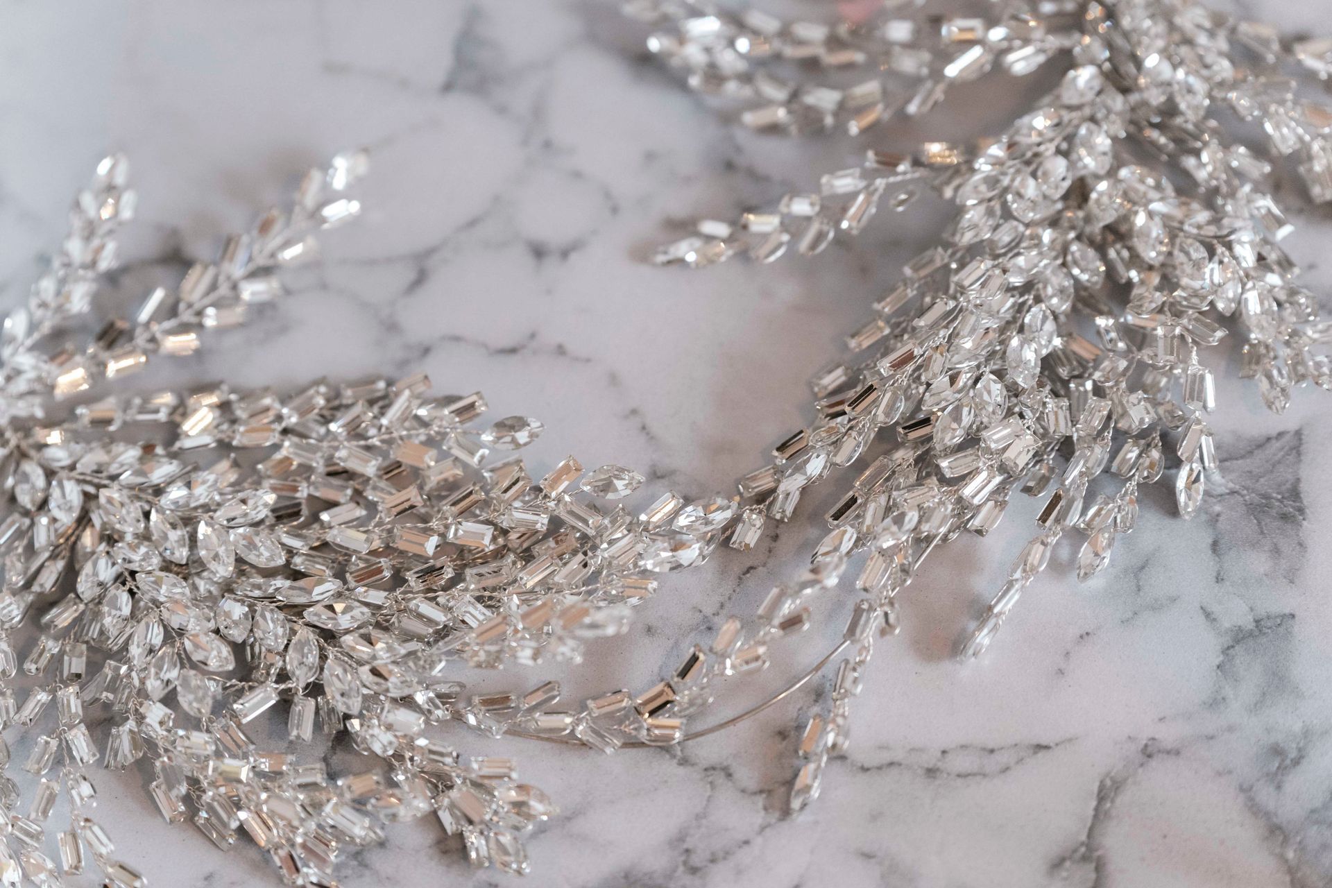 Ein kleines Mädchen in einem rosa Kleid hält einen Blumenstrauß.