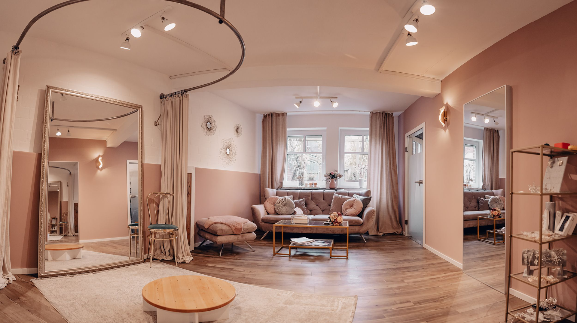 In der Mitte des Raumes befindet sich ein großer Spiegel.