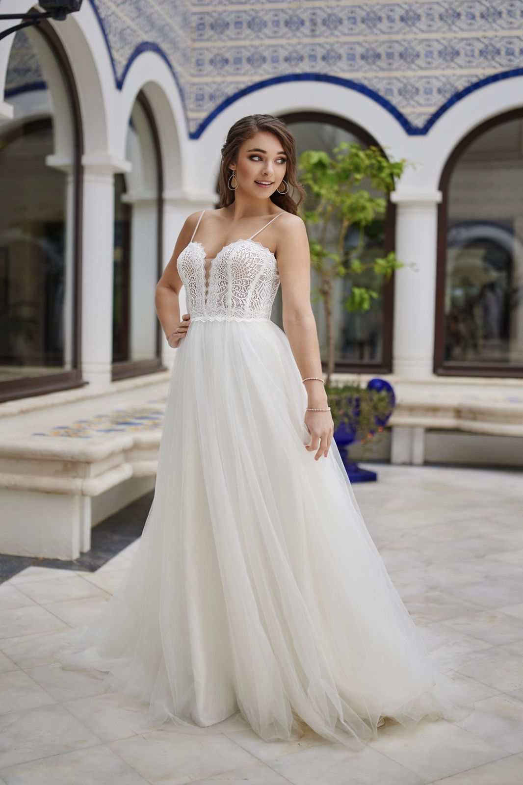 Eine Frau in einem Brautkleid geht die Straße entlang.