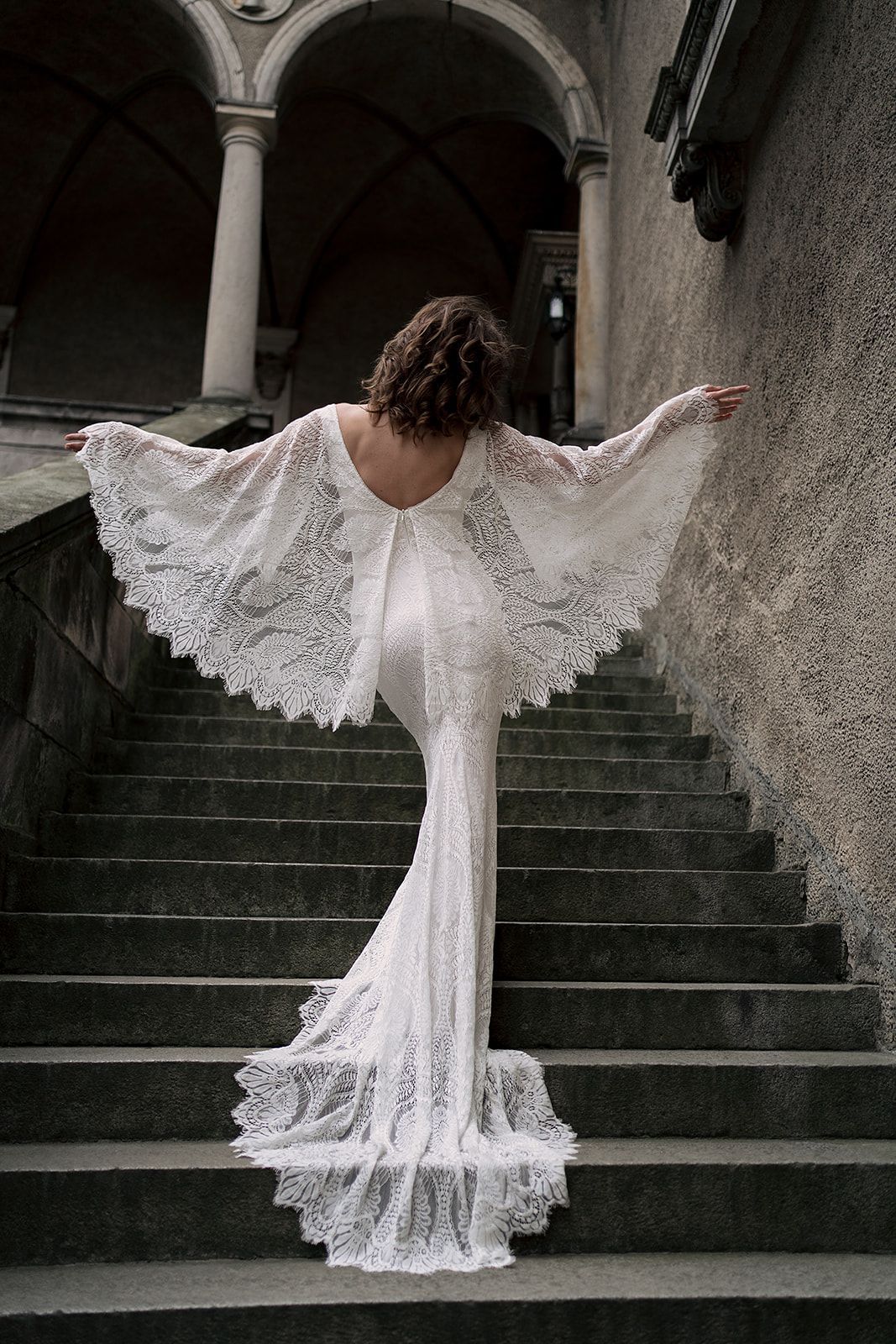 Eine Frau in einem Brautkleid steht in der Wüste.