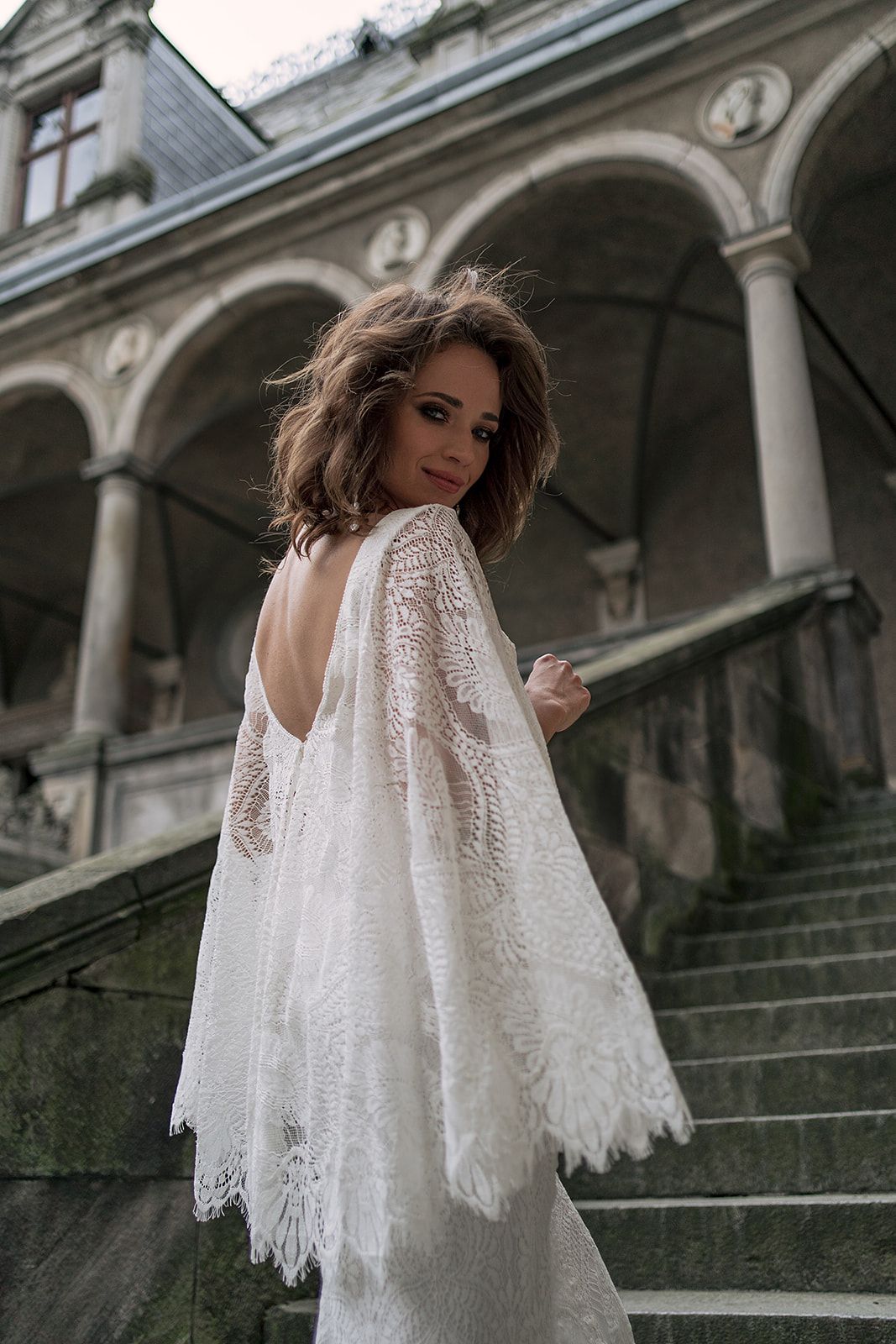 Eine Frau in einem Brautkleid steht in der Wüste.