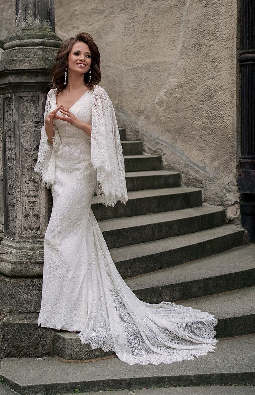 Eine Frau in einem Brautkleid steht in der Wüste.