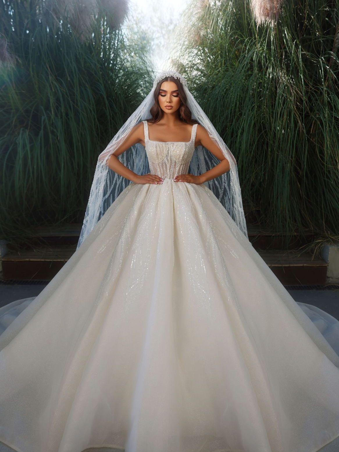 Eine Frau trägt ein Brautkleid und einen Schleier.