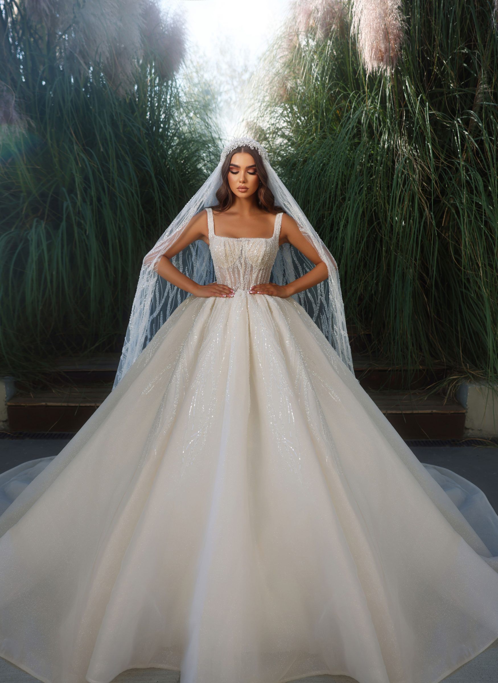 Eine Frau trägt ein Brautkleid und einen Schleier.