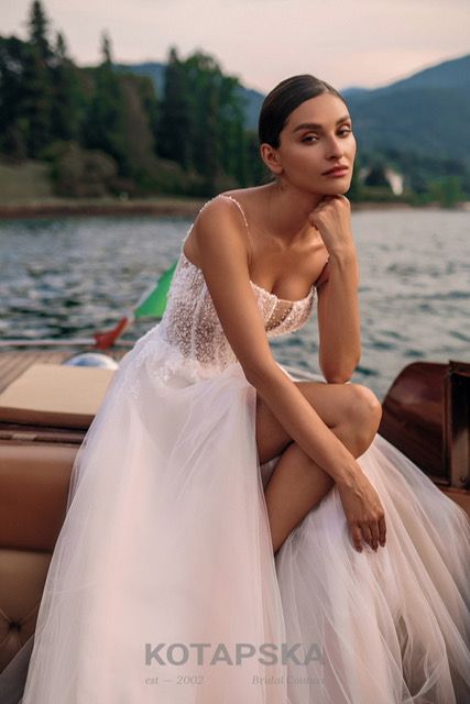 Eine Frau in einem Brautkleid fährt Motorroller.