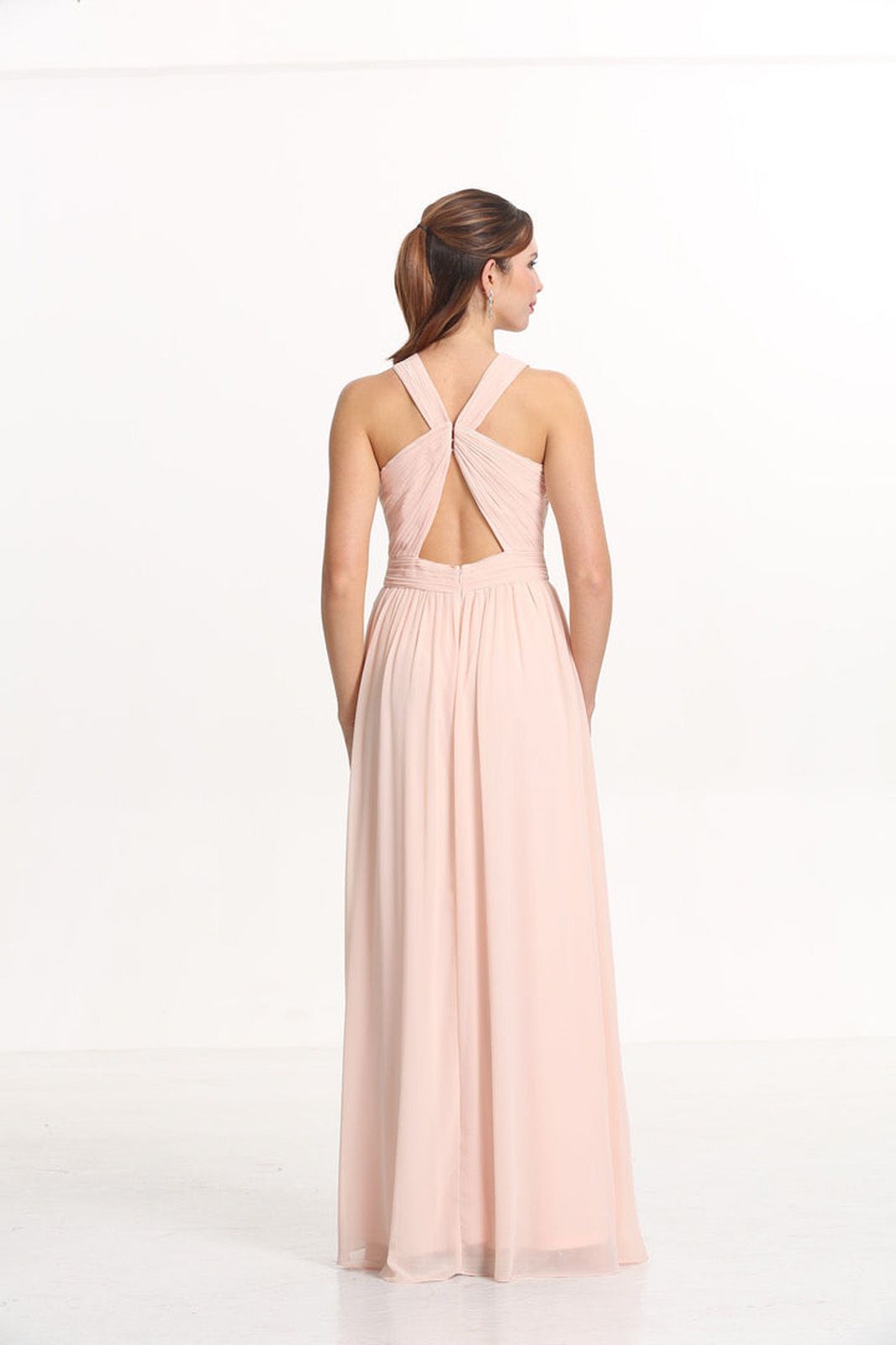 Eine Frau trägt ein grünes schulterfreies Kleid.