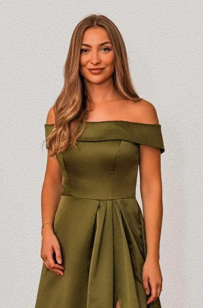 Eine Frau trägt ein grünes schulterfreies Kleid.