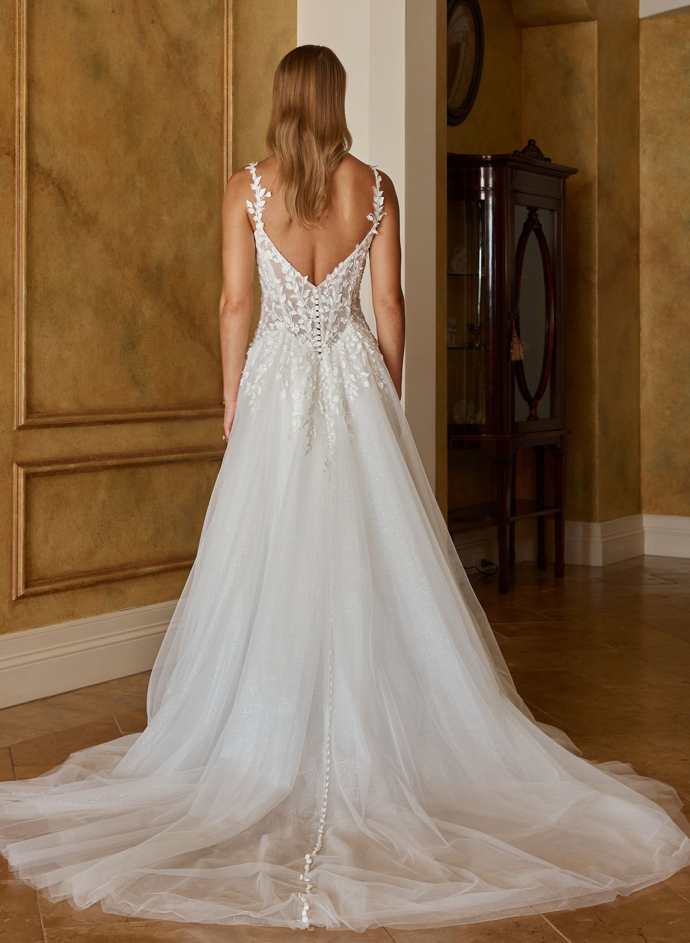 Eine Frau in einem Brautkleid steht in der Wüste.