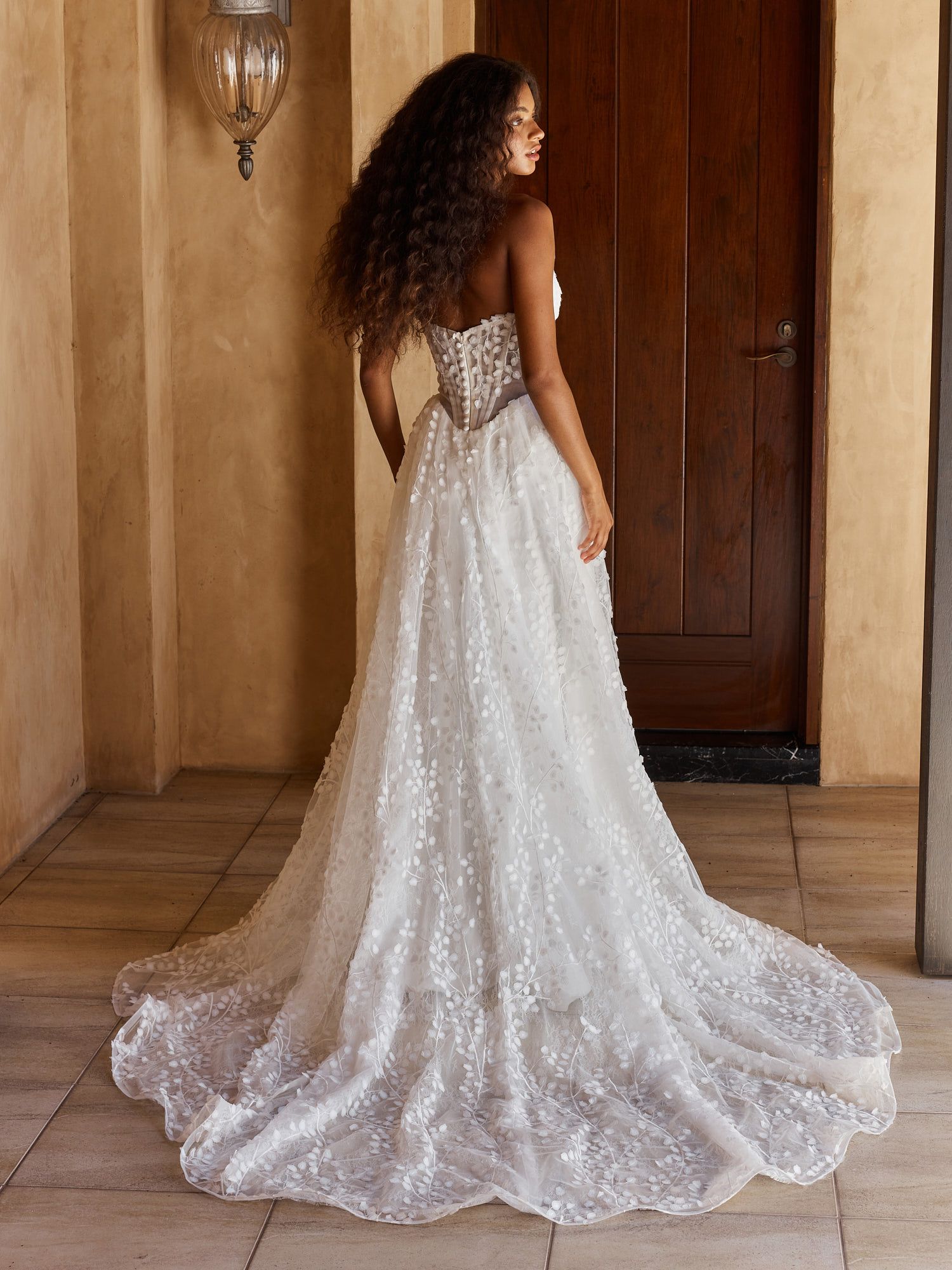 Eine Frau in einem Brautkleid steht in der Wüste.