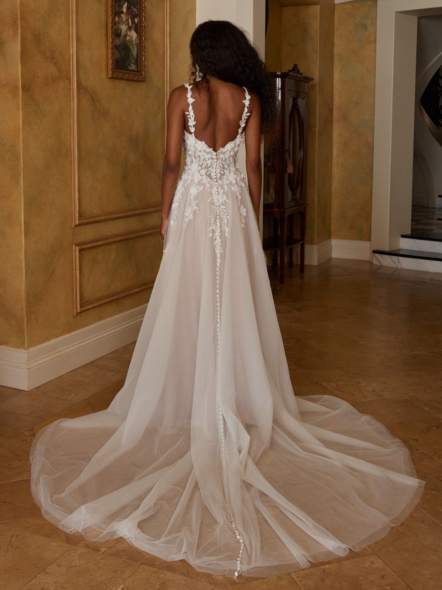 Eine Frau in einem Brautkleid steht in der Wüste.
