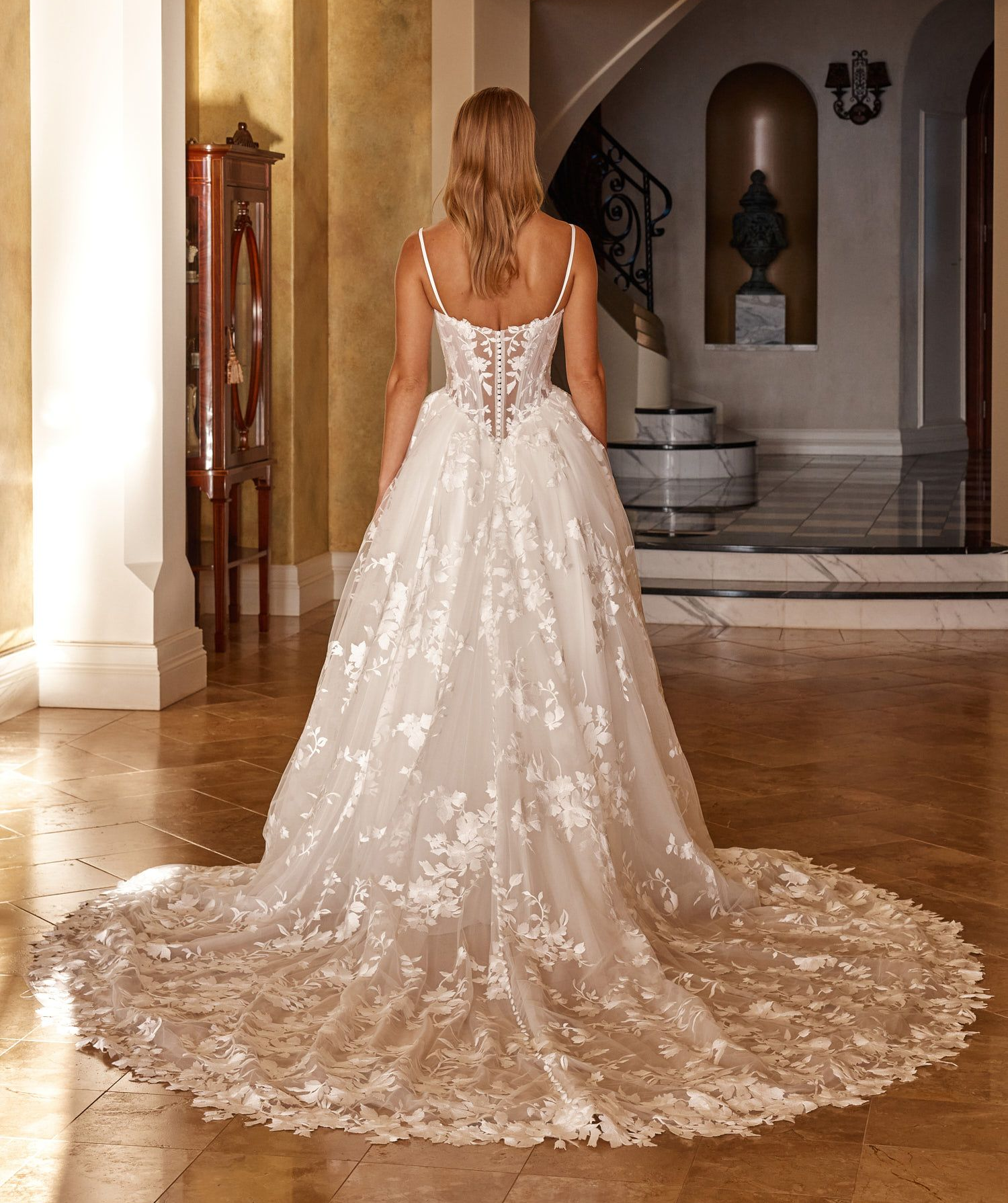 Eine Frau in einem Brautkleid steht in der Wüste.