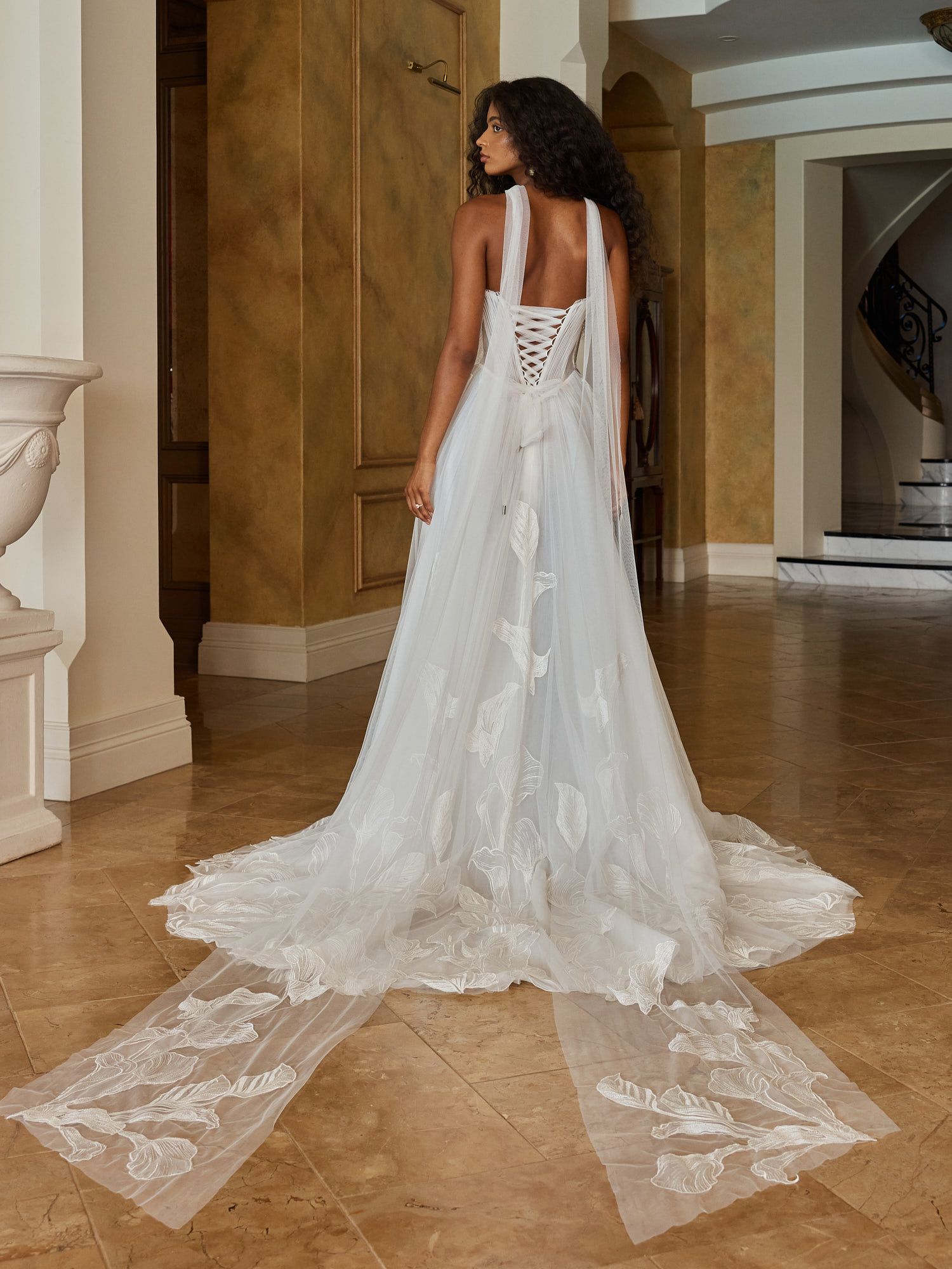 Eine Frau in einem Brautkleid steht in der Wüste.