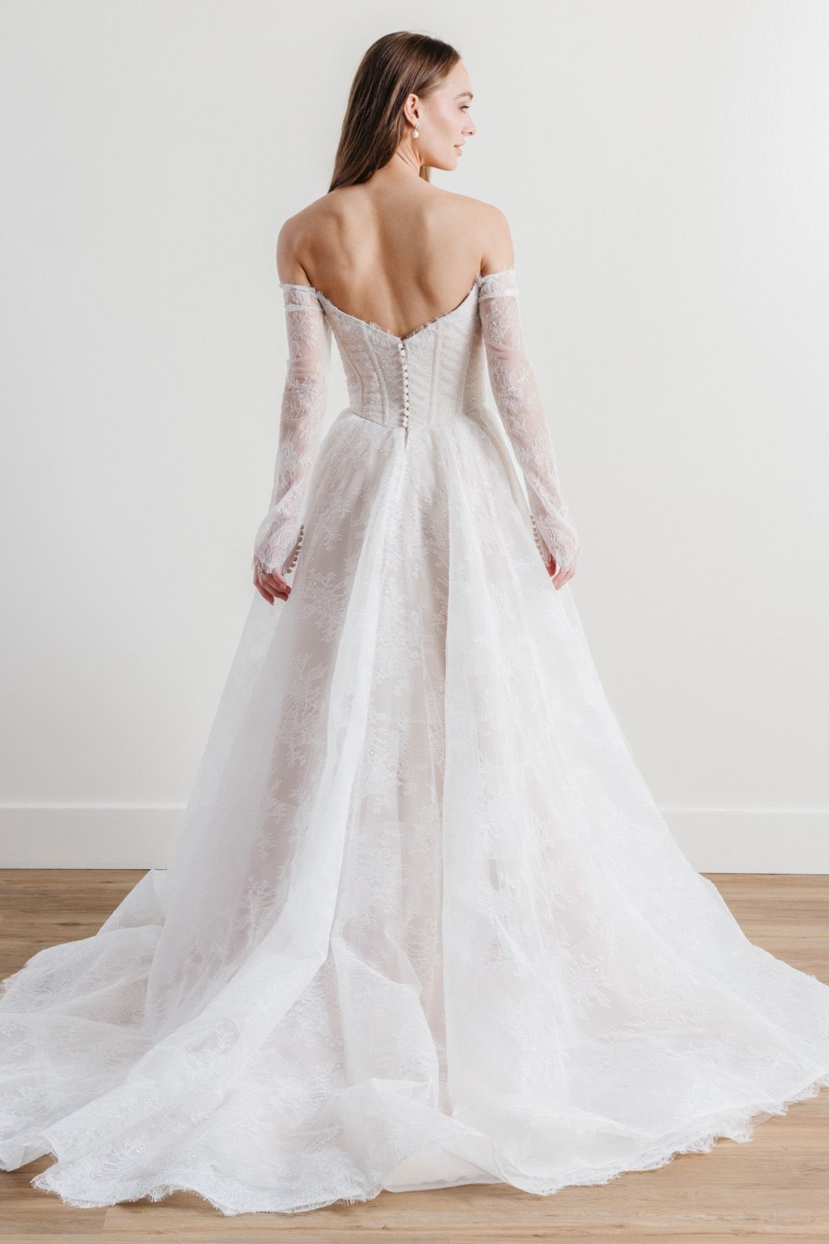 Eine Frau in einem Brautkleid steht in der Wüste.