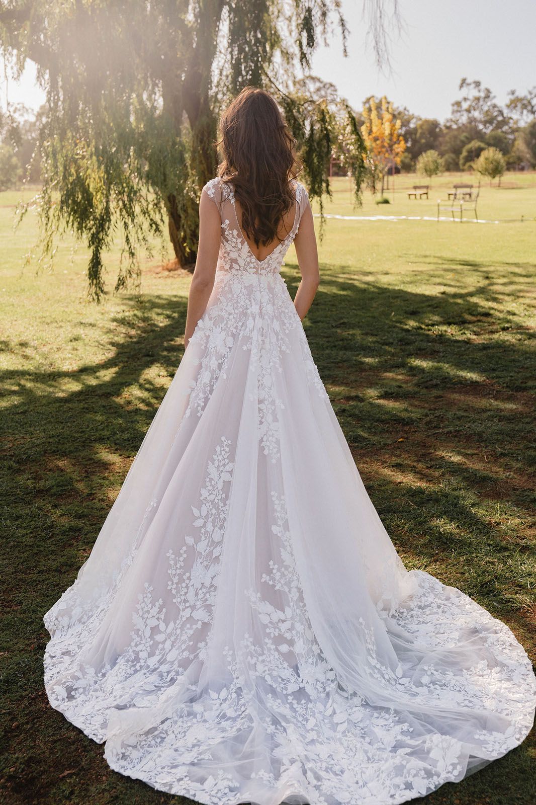 Eine Frau in einem Brautkleid steht in der Wüste.