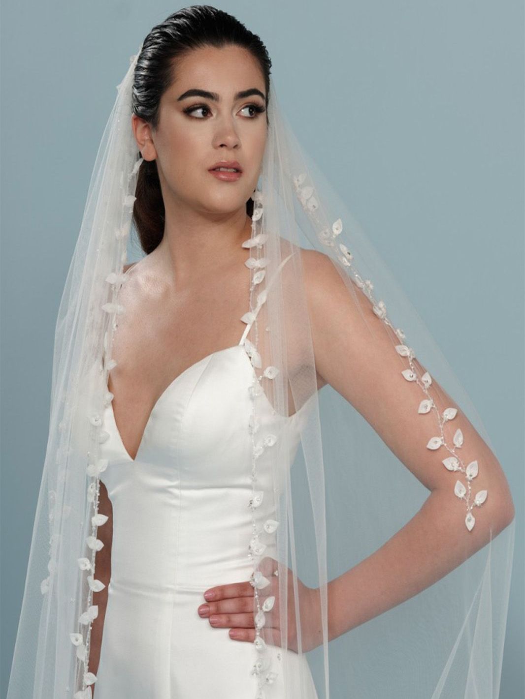 Eine Frau in einem Brautkleid trägt einen Schleier.
