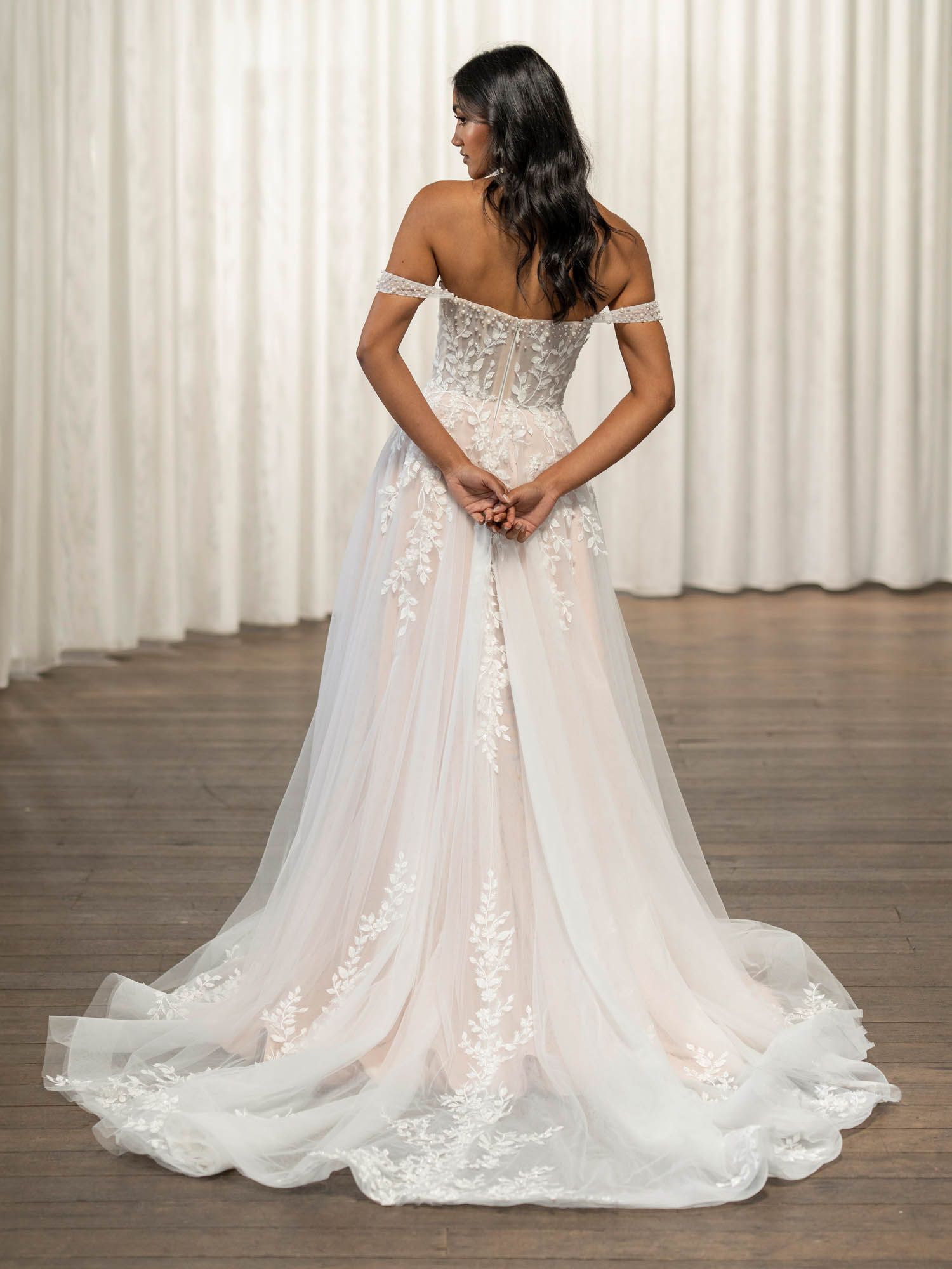 Eine Frau in einem Brautkleid steht in der Wüste.