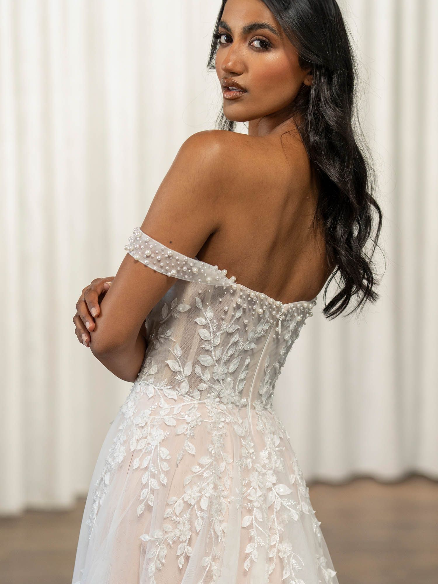 Eine Frau in einem Brautkleid steht in der Wüste.