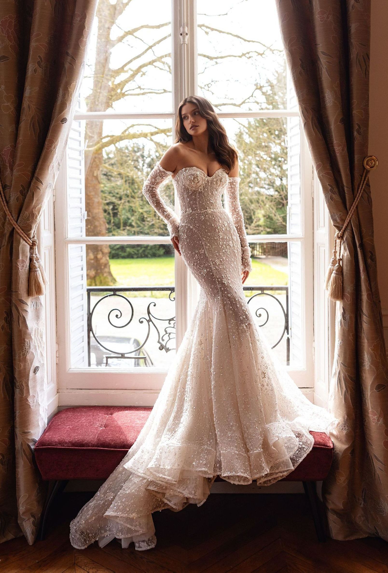 Eine Frau in einem Brautkleid steht in der Wüste.