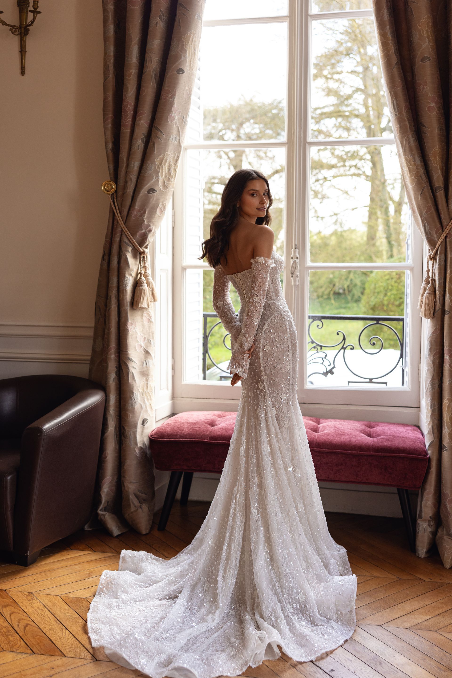 Eine Frau in einem Brautkleid steht in der Wüste.