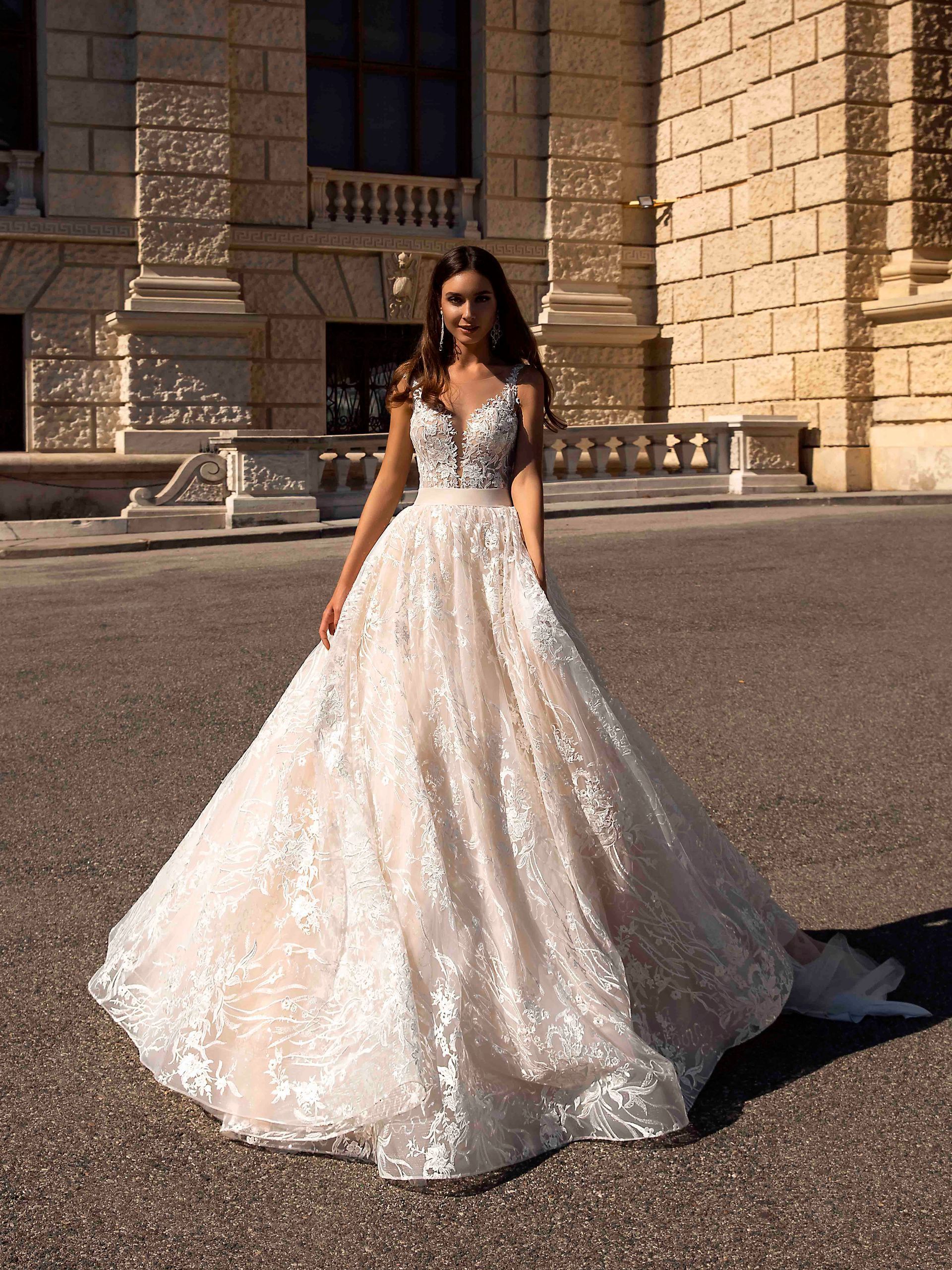 Eine Frau in einem Brautkleid steht vor einem Gebäude.