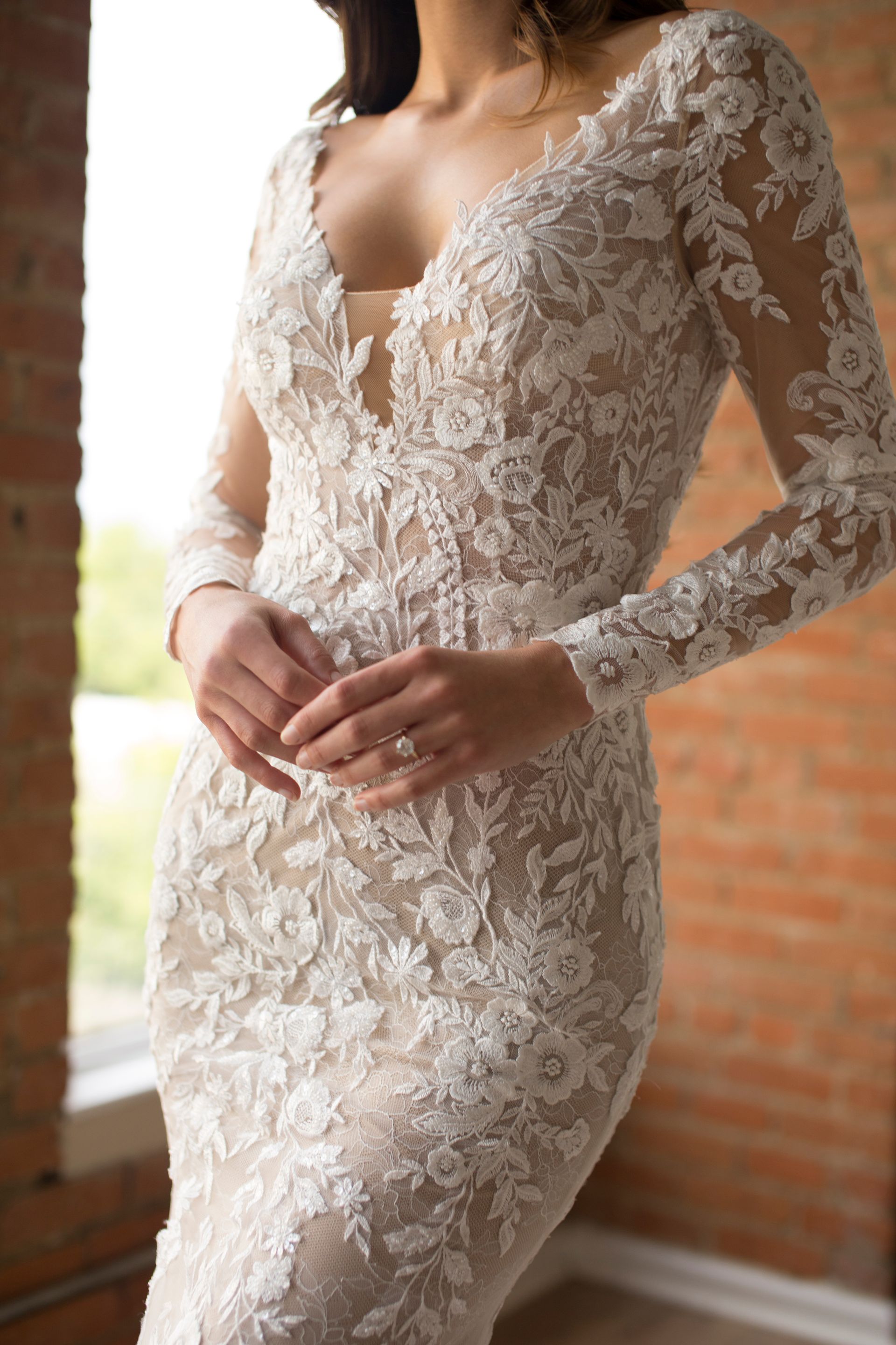 Eine Frau in einem Brautkleid geht die Straße entlang.