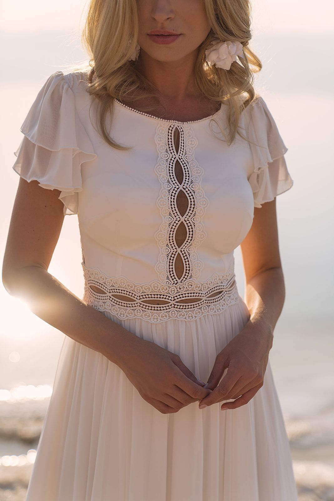 Eine Frau in einem Brautkleid geht die Straße entlang.