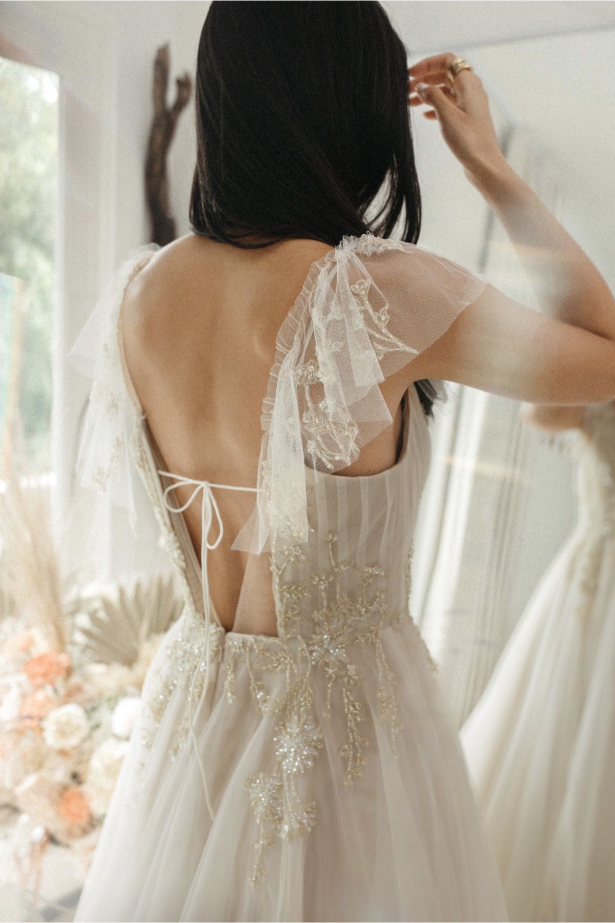 Eine Frau in einem Brautkleid steht in der Wüste.