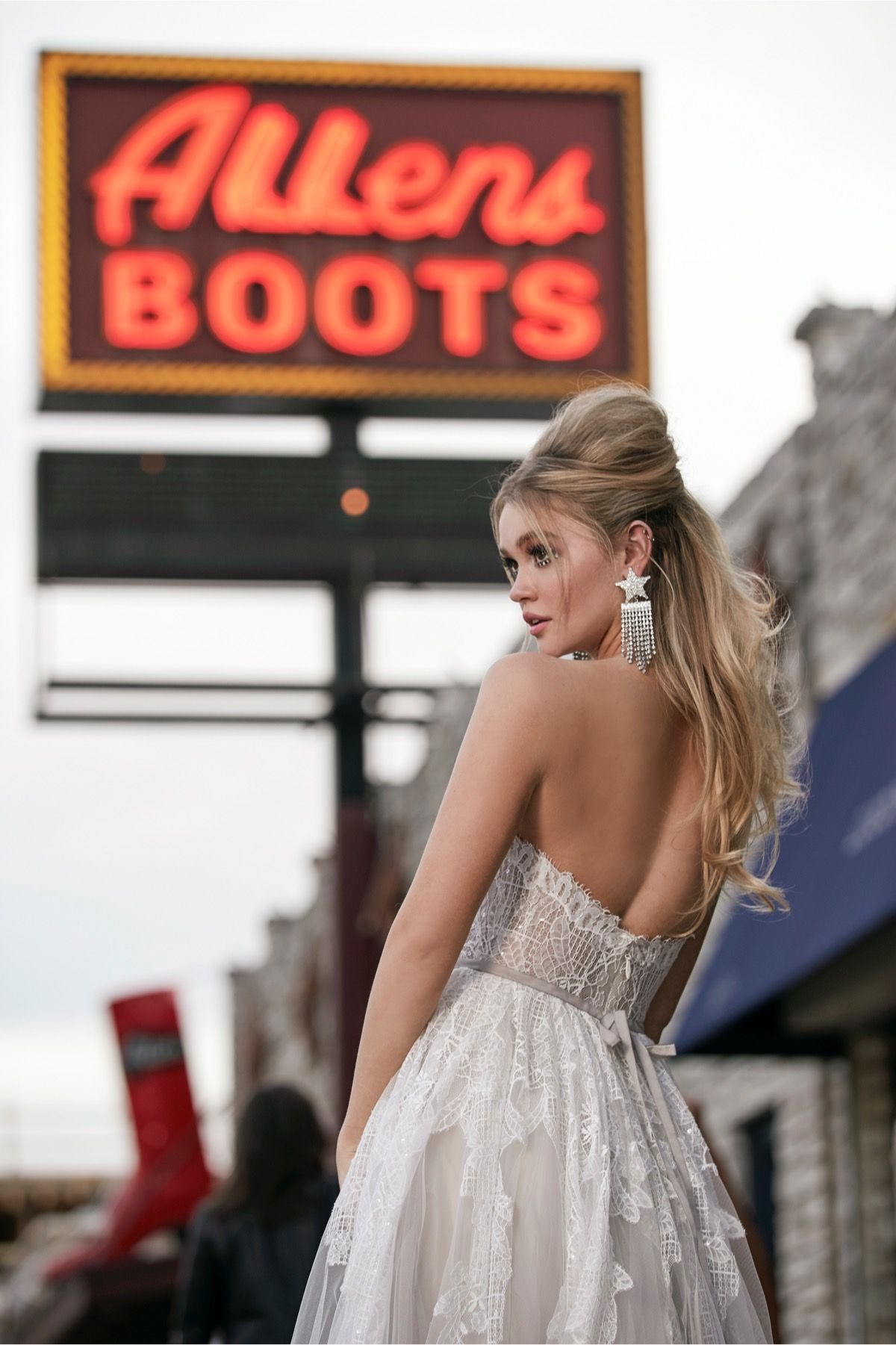 Eine Frau trägt ein weißes Brautkleid mit tiefem Ausschnitt.