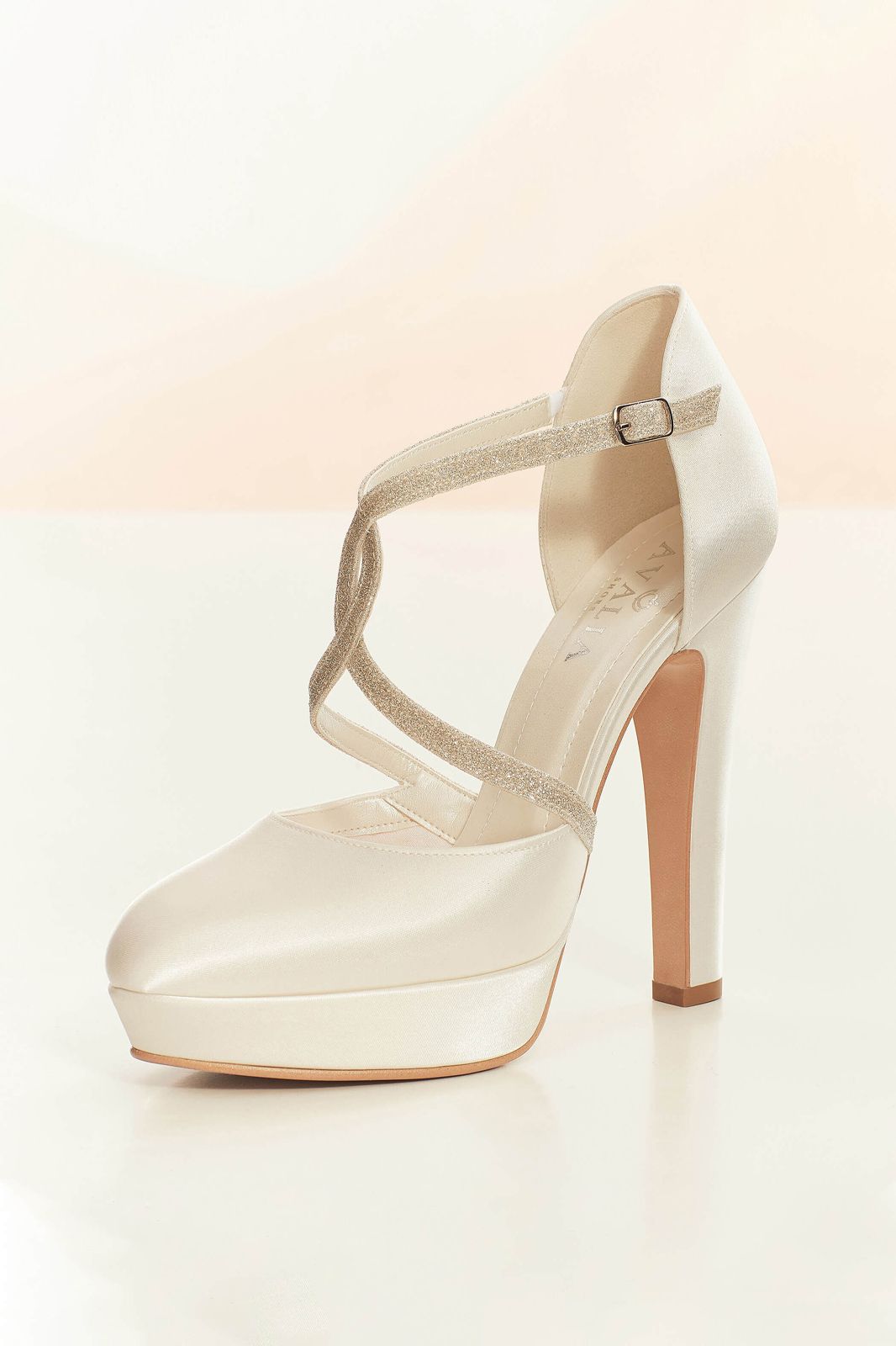 Ein Paar weiße Brautschuhe mit hohem Absatz auf weißem Untergrund.