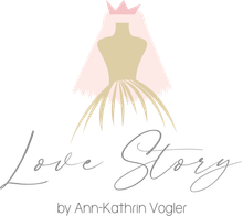 Das Logo für „Love Story“ von Ann-Kathrine Vogler zeigt eine Schaufensterpuppe mit Brautkleid und Schleier.