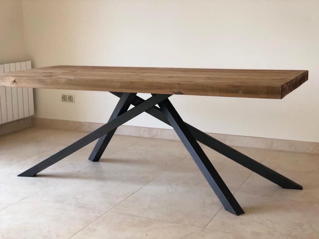 Mesa de comedor rectangular de madera con patas de metal negro.
