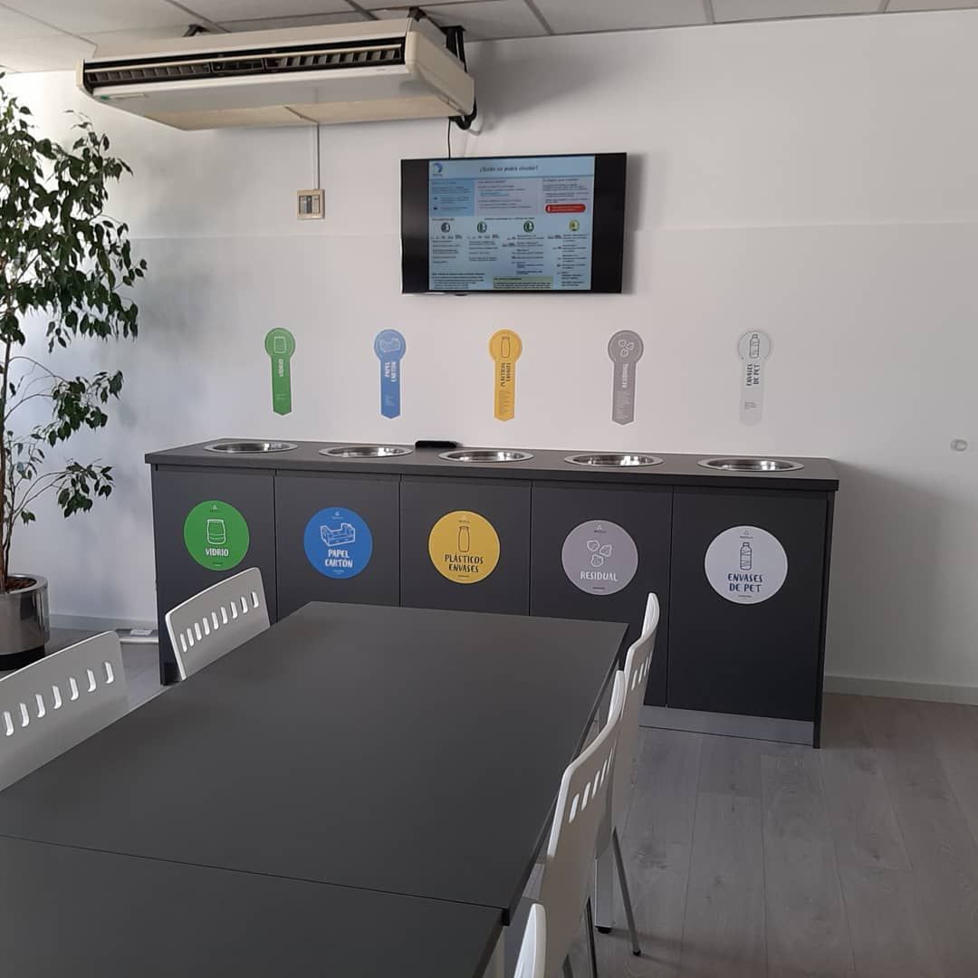 Estación de reciclaje con contenedores para diferentes materiales, mesa 