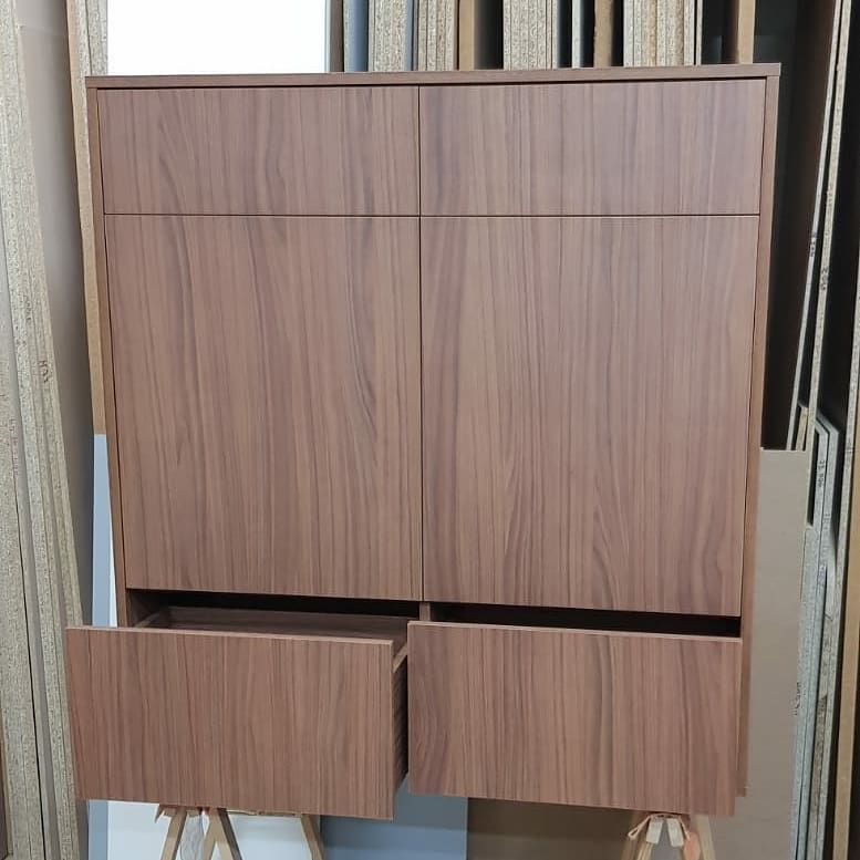 Armario de madera marrón con cuatro puertas y dos cajones abiertos.