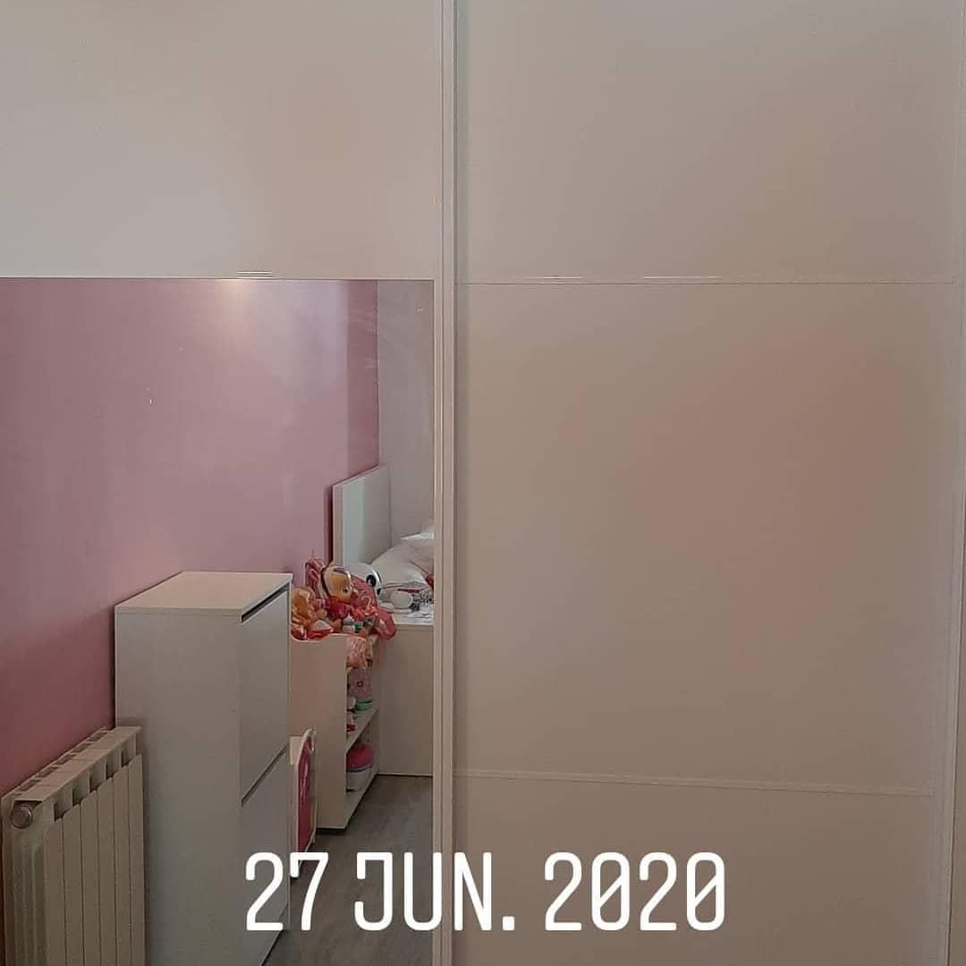 Puertas corredizas de armario blancas con un panel de espejo 