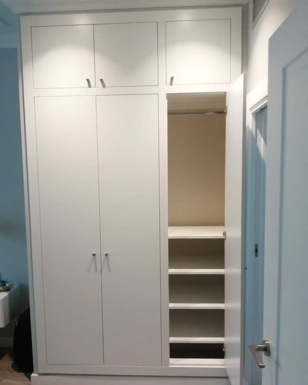Armario empotrado blanco con