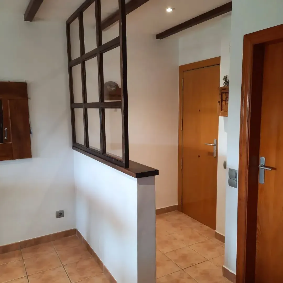 Pasillo con piso de baldosas color canela,