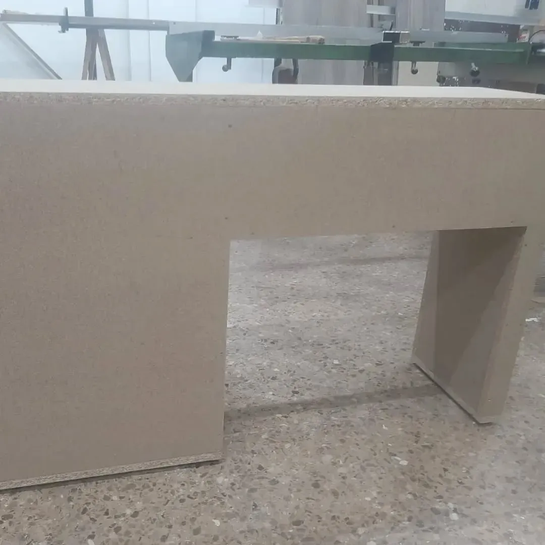 Mesa rectangular marrón claro con una pata. Estilo industrial.