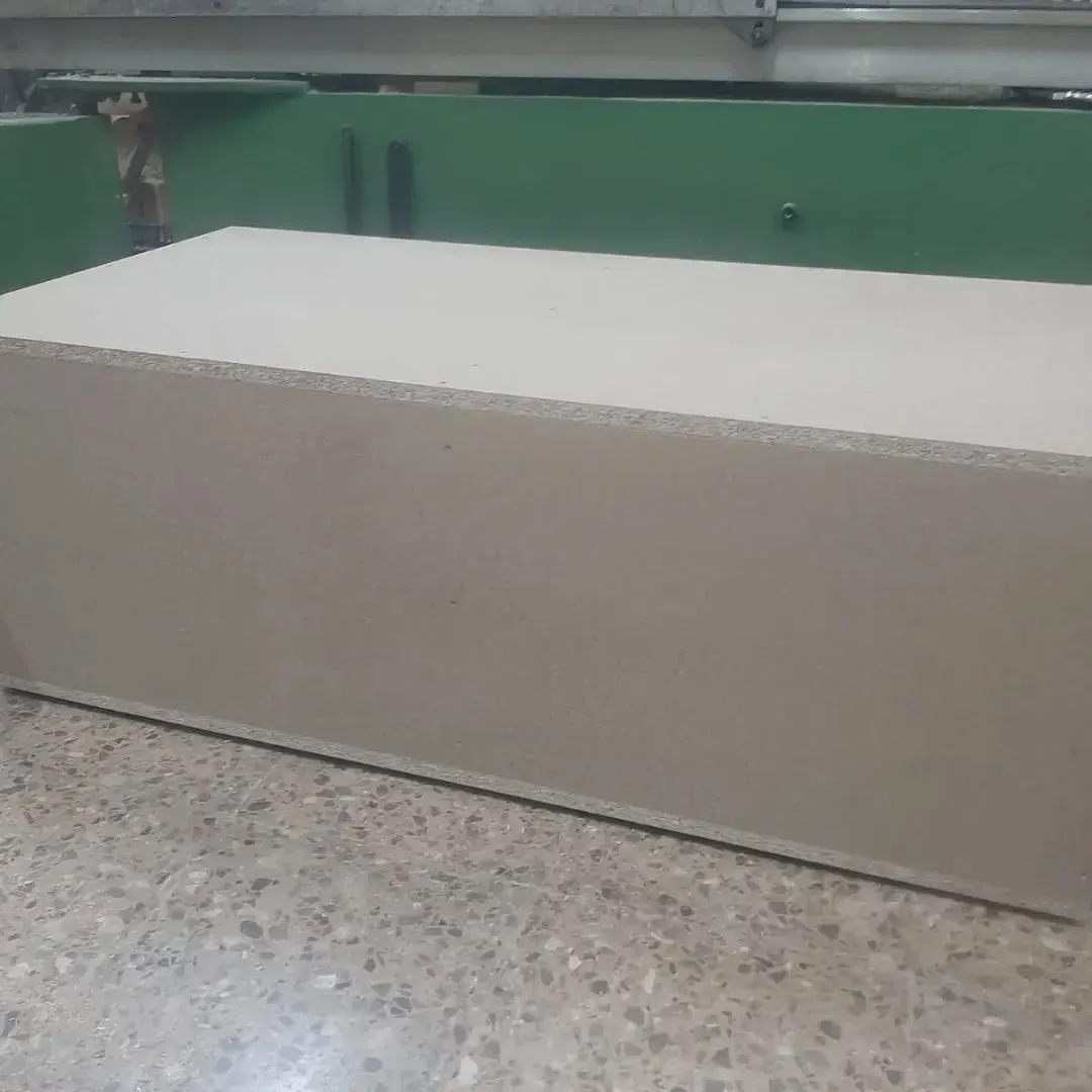 Bloque rectangular de color claro sobre superficie moteada; fondo verde.